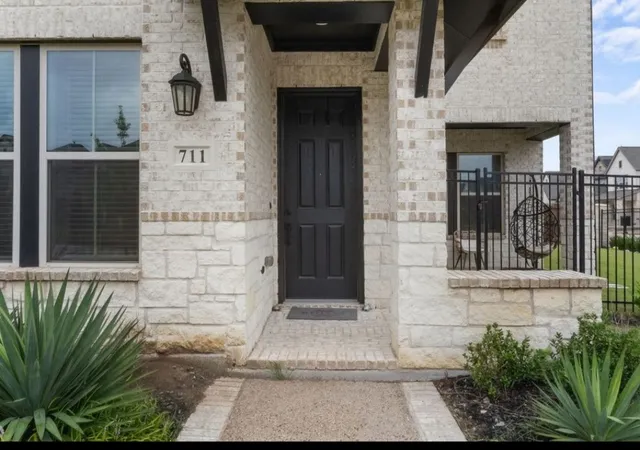 Photo 2 of Single family home for sale at 711 Prairie Falcon Dr, Arlington, TX 76005 | MLS# 21360317 | Listing updated on 2026-08-21