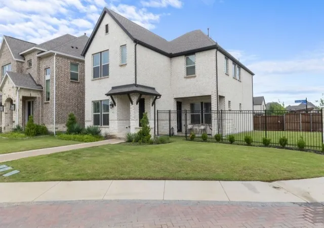 Photo 4 of Single family home for sale at 711 Prairie Falcon Dr, Arlington, TX 76005 | MLS# 21360317 | Listing updated on 2026-08-21