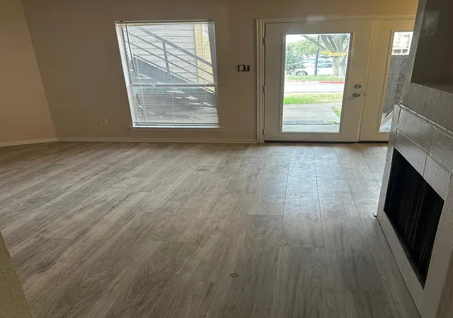 Listing Photo 5 - Condo for sale in building located at 9809 Walnut St E, Dallas, TX 75243 - Unit #107