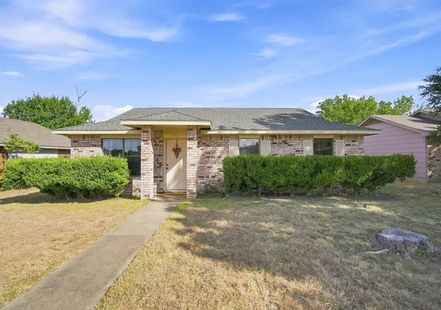 Photo 1 of Single family home for sale at 115 Solon Rd, Waxahachie, TX 75165 | MLS# 21365706 | Listing updated on 2026-08-28
