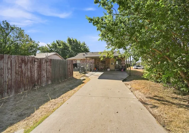 Photo 2 of Single family home for sale at 115 Solon Rd, Waxahachie, TX 75165 | MLS# 21365706 | Listing updated on 2026-08-28