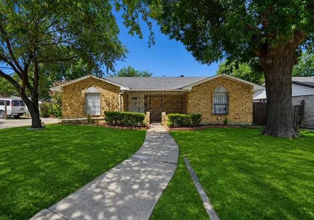 Photo 2 of Single family home for sale at 831 Kelso Dr, Dallas, TX 75211 | MLS# 21362243 | Listing updated on 2026-09-01