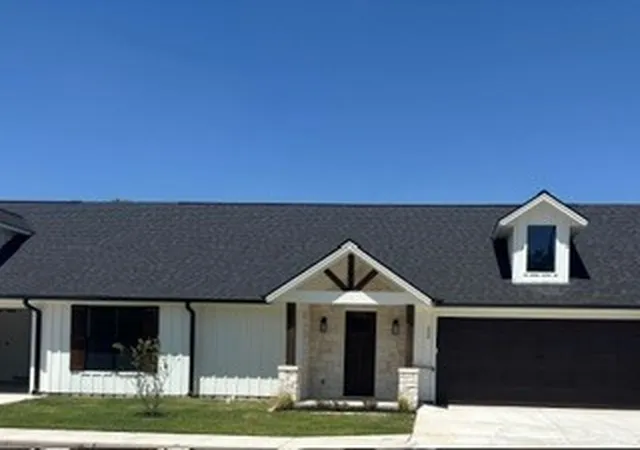 Photo 1 of Townhouse for sale at 202 E Ewell St, Granbury, TX 76048 | MLS# 21363727 | Listing updated on 2026-10-08