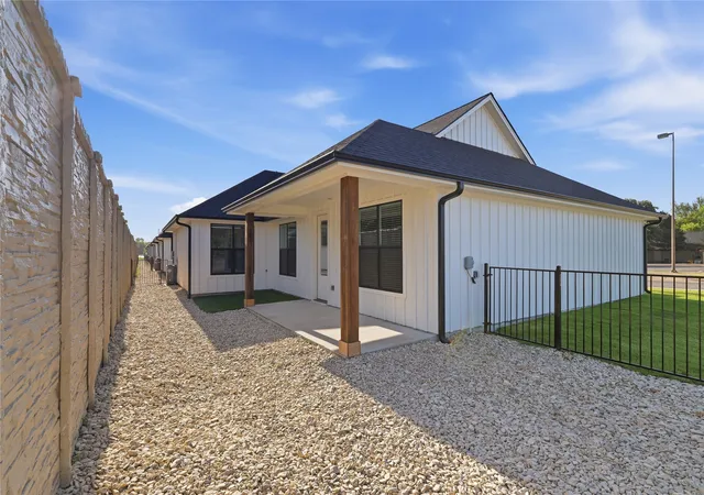 Photo 25 of Townhouse for sale at 208 E Ewell St, Granbury, TX 76048 | MLS# 21363735 | Listing updated on 2026-10-08