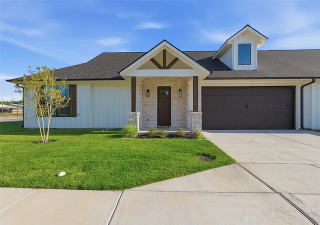 Photo 1 of Townhouse for sale at 206 E Ewell St, Granbury, TX 76048 | MLS# 21363731 | Listing updated on 2026-08-21