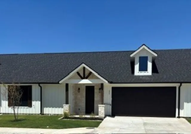 Photo 1 of Townhouse for sale at 204 E Ewell St, Granbury, TX 76048 | MLS# 21363730 | Listing updated on 2026-10-08