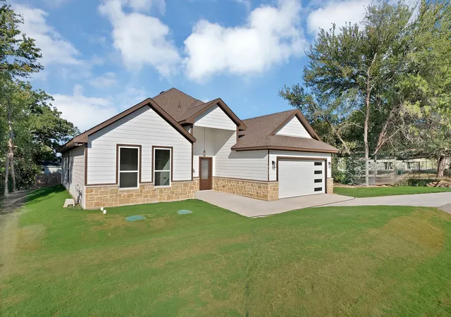 Photo 2 of Single family home for sale at 4713 Llano St, Granbury, TX 76048 | MLS# 21365853 | Listing updated on 2026-08-21