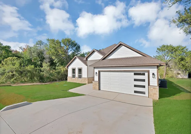 Photo 3 of Single family home for sale at 4713 Llano St, Granbury, TX 76048 | MLS# 21365853 | Listing updated on 2026-08-21