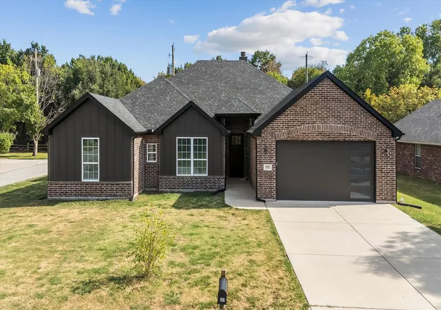Photo 2 of Single family home for sale at 101 Darrell Dr, Rockwall, TX 75032 | MLS# 21365654 | Listing updated on 2026-10-08