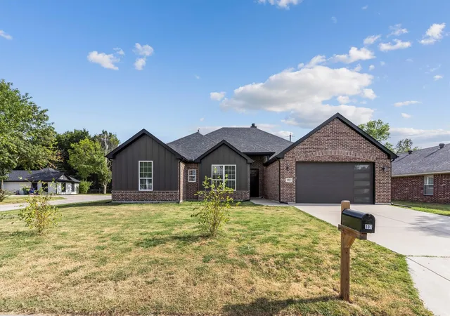 Photo 3 of Single family home for sale at 101 Darrell Dr, Rockwall, TX 75032 | MLS# 21365654 | Listing updated on 2026-10-08