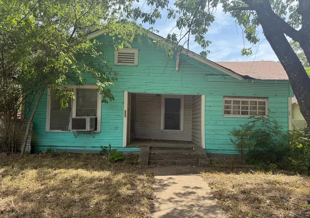 Photo 1 of Single family home for sale at 700 S Winnetka Ave, Dallas, TX 75208 | MLS# 21365909 | Listing updated on 2026-08-22