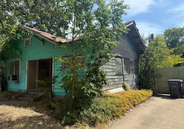 Photo 2 of Single family home for sale at 700 S Winnetka Ave, Dallas, TX 75208 | MLS# 21365909 | Listing updated on 2026-08-22