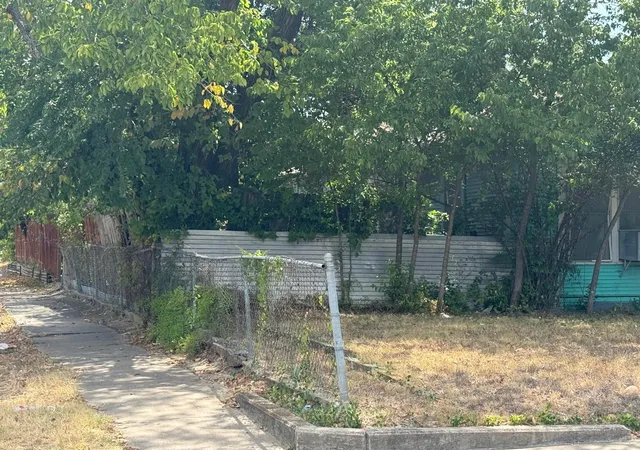 Photo 3 of Single family home for sale at 700 S Winnetka Ave, Dallas, TX 75208 | MLS# 21365909 | Listing updated on 2026-08-22