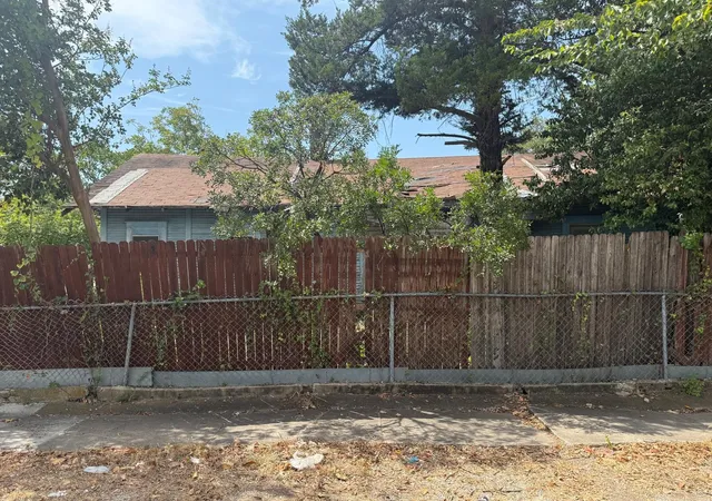 Photo 3 of Sale Pending at 700 S Winnetka Ave, Dallas, TX 75208 | MLS# 21365909 | Listing updated on 2026-10-01