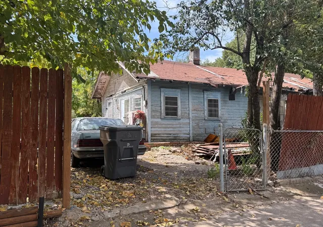 Photo 4 of Sale Pending at 700 S Winnetka Ave, Dallas, TX 75208 | MLS# 21365909 | Listing updated on 2026-10-01