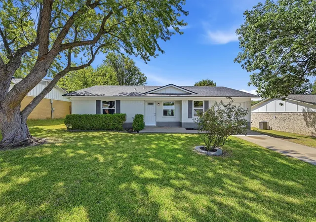 Photo 2 of Single family home for sale at 402 Kansas St, Sherman, TX 75090 | MLS# 21364565 | Listing updated on 2026-09-06