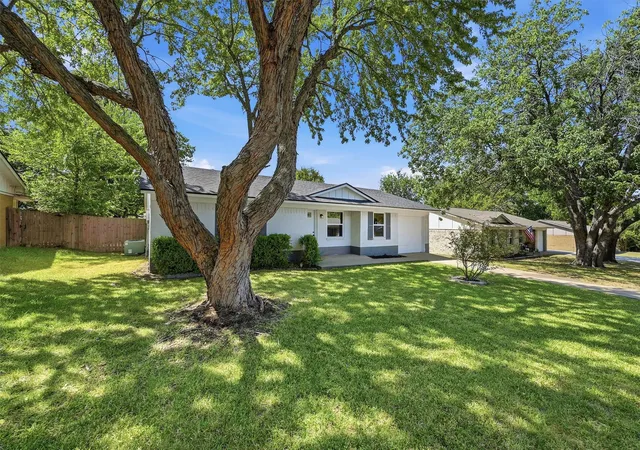 Photo 3 of Single family home for sale at 402 Kansas St, Sherman, TX 75090 | MLS# 21364565 | Listing updated on 2026-09-06