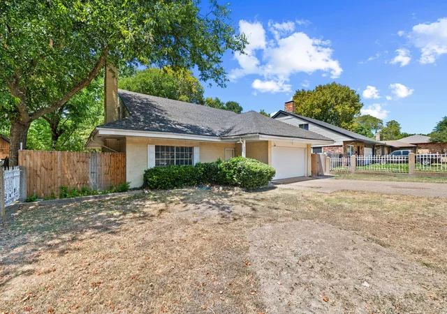 Photo 1 of Single family home for sale at 215 Johnson Dr, Duncanville, TX 75116 | MLS# 21364056 | Listing updated on 2026-08-21