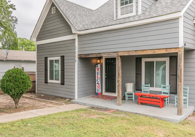Single family home for sale at 2514 Columbus Ave, Fort Worth, TX 76164 | MLS# 21365937