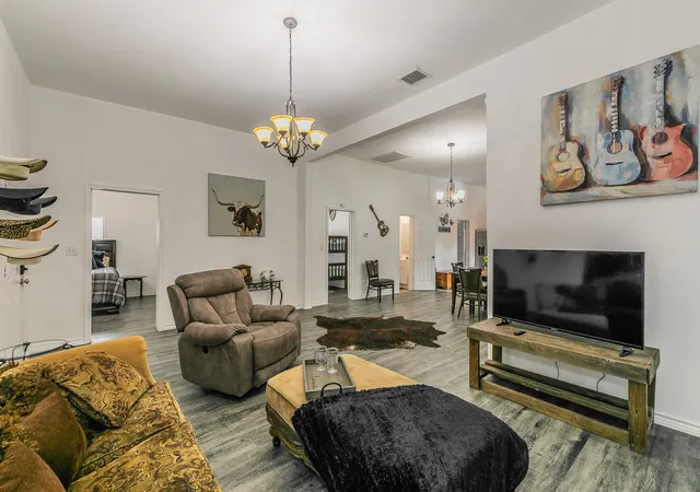 Photo 4 of Single family home for sale at 2514 Columbus Ave, Fort Worth, TX 76164 | MLS# 21365937 | Listing updated on 2026-09-25
