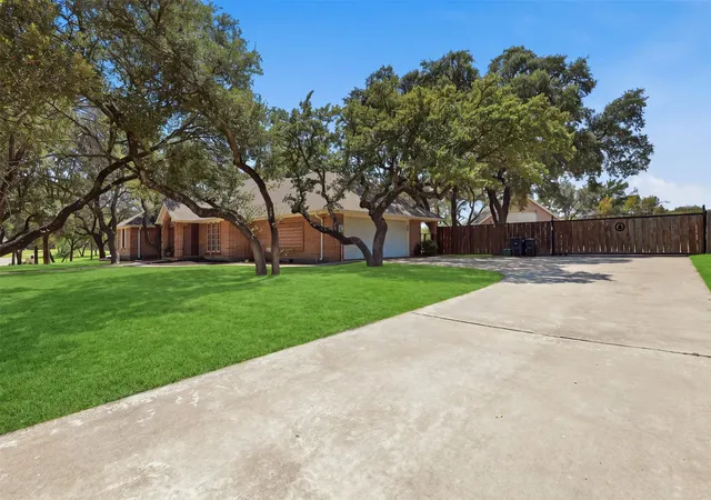 Photo 2 of Single family home for sale at 128 Oakwood Ct, Lakeside, TX 76135 | MLS# 21364688 | Listing updated on 2026-09-01