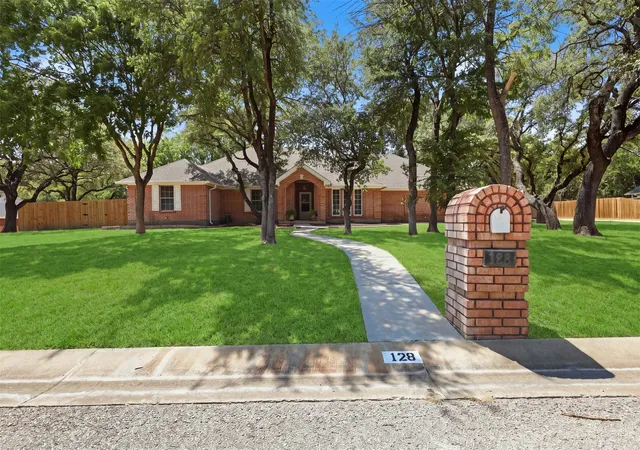 Photo 3 of Single family home for sale at 128 Oakwood Ct, Lakeside, TX 76135 | MLS# 21364688 | Listing updated on 2026-09-01