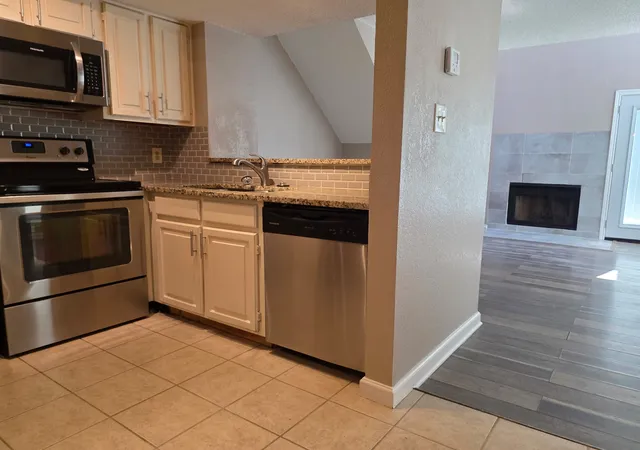 Listing Photo 5 - Condo for sale in building located at 2301 Balsam Dr, Arlington, TX 76006 - Unit #M202