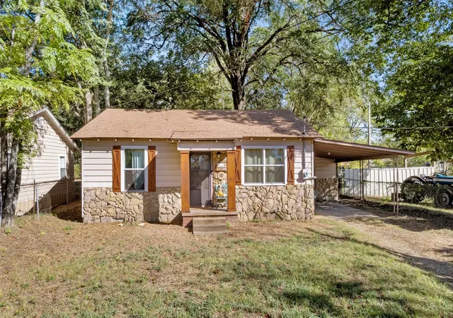Single family home for sale at 1306 W 10Th Street, Mt Pleasant, TX 75455 | MLS# 21365974