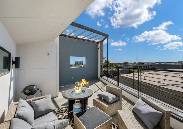 Photo 1 of Townhouse for sale at 506 1st Ave, Dallas, TX 75226 | MLS# 21365982 | Listing updated on 2026-08-21
