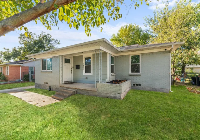 Photo 2 of Single family home for sale at 1429 Crestridge Dr, Mesquite, TX 75149 | MLS# 21366000 | Listing updated on 2026-08-22