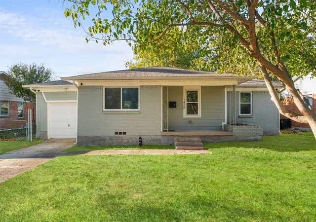 Photo 3 of Single family home for sale at 1429 Crestridge Dr, Mesquite, TX 75149 | MLS# 21366000 | Listing updated on 2026-08-22