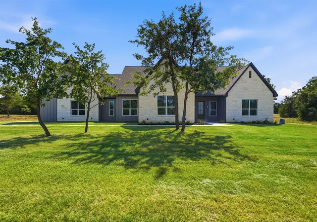 Photo 1 of Single family home for sale at 104 Springhill Ct, Springtown, TX 76082 | MLS# 21365053 | Listing updated on 2026-08-21