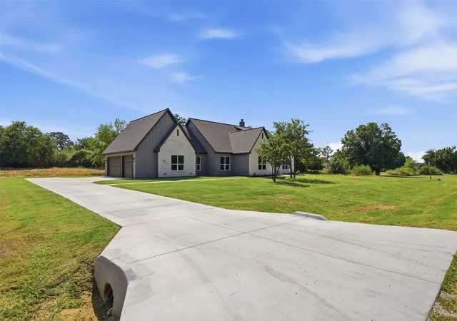 Photo 3 of Single family home for sale at 104 Springhill Ct, Springtown, TX 76082 | MLS# 21365053 | Listing updated on 2026-08-21