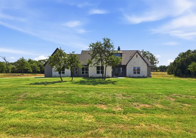 Photo 4 of Single family home for sale at 104 Springhill Ct, Springtown, TX 76082 | MLS# 21365053 | Listing updated on 2026-08-21