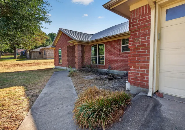 Photo 2 of Single family home for sale at 304 Edgehill Rd, Joshua, TX 76058 | MLS# 21364828 | Listing updated on 2026-10-05