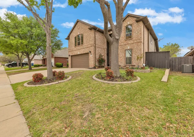 Photo 4 of Single family home for sale at 317 Benton Dr, Roanoke, TX 76262 | MLS# 21366004 | Listing updated on 2026-08-22