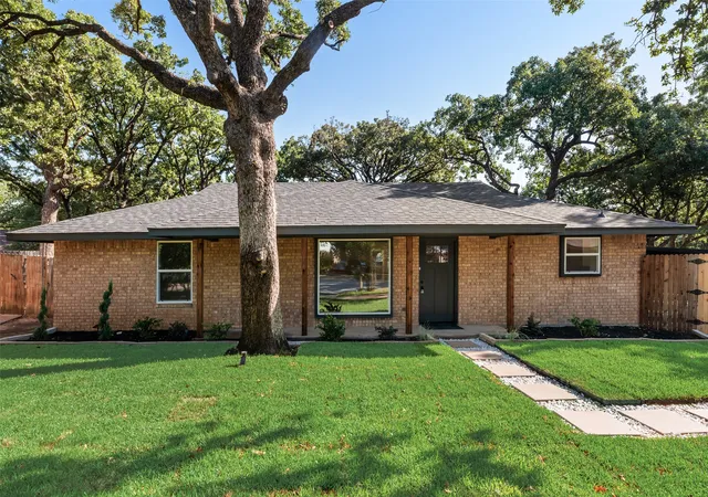 Single family home for sale at 3500 Raynorwood Ct, Arlington, TX 76015 | MLS# 21362645