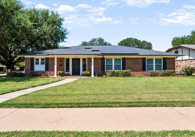 Photo 2 of Single family home for sale at 420 Cannon Dr, Hurst, TX 76054 | MLS# 21354289 | Listing updated on 2026-09-17