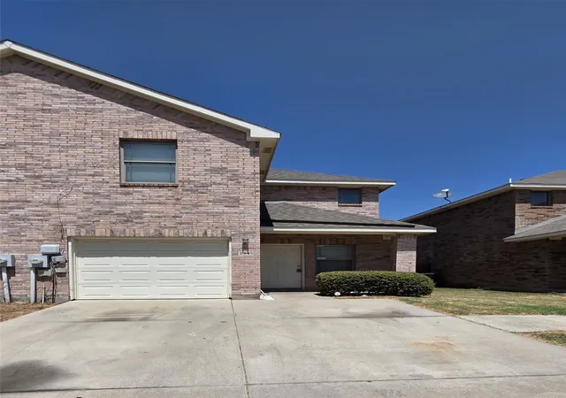Photo 1 of Townhouse for sale at 2345 Aldergate Dr, Arlington, TX 76012 | MLS# 21365532 | Listing updated on 2026-10-05