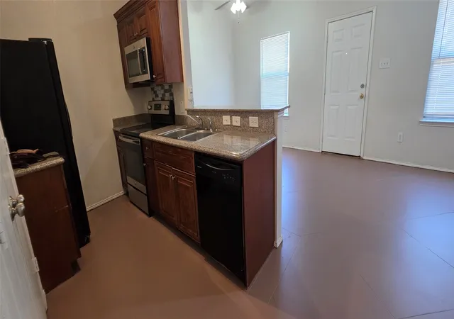 Photo 3 of Townhouse for sale at 2345 Aldergate Dr, Arlington, TX 76012 | MLS# 21365532 | Listing updated on 2026-10-05