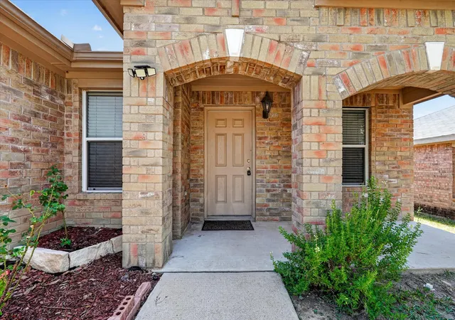 Photo 3 of Single family home for sale at 4008 Mantis St, Fort Worth, TX 76106 | MLS# 21366254 | Listing updated on 2026-09-05