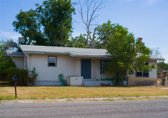 Photo 1 of Single family home for sale at 2007 W Commerce St, San Saba, TX 76877 | MLS# 21366261 | Listing updated on 2026-08-25