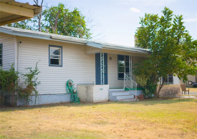 Photo 2 of Single family home for sale at 2007 W Commerce St, San Saba, TX 76877 | MLS# 21366261 | Listing updated on 2026-08-25
