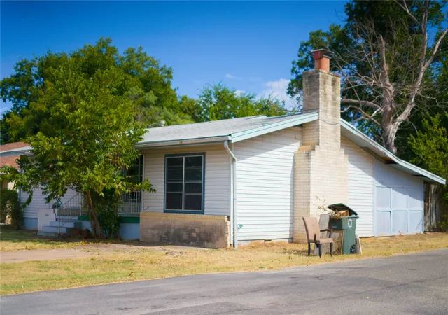 Photo 2 of Single family home for sale at 2007 W Commerce St, San Saba, TX 76877 | MLS# 21366261 | Listing updated on 2026-08-25
