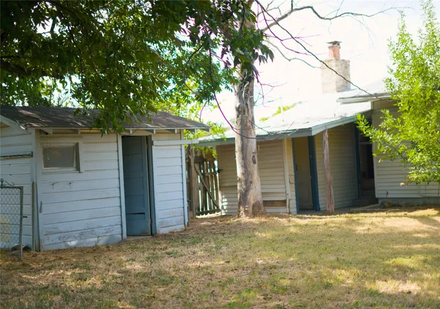 Photo 3 of Single family home for sale at 2007 W Commerce St, San Saba, TX 76877 | MLS# 21366261 | Listing updated on 2026-08-25