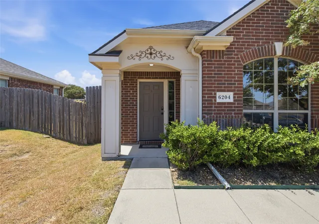 Photo 2 of Single family home for sale at 6204 Granite Creek Dr, Fort Worth, TX 76179 | MLS# 21361471 | Listing updated on 2026-09-21