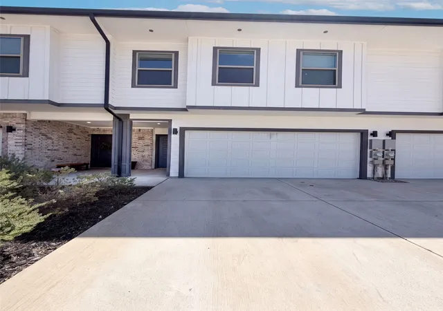 Photo 1 of Townhouse for sale at 1020 17th St, Plano, TX 75074 | MLS# 21366329 | Listing updated on 2026-10-07