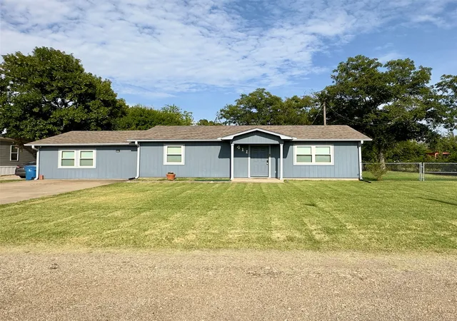 Photo 1 of Single family home for sale at 411 Mill St, Cumby, TX 75433 | MLS# 21366369 | Listing updated on 2026-08-23