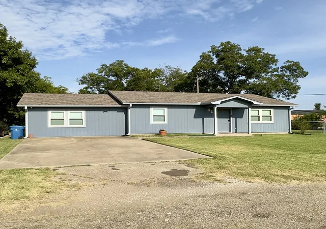 Photo 2 of Single family home for sale at 411 Mill St, Cumby, TX 75433 | MLS# 21366369 | Listing updated on 2026-08-23