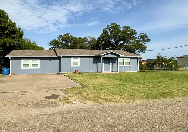 Photo 3 of Single family home for sale at 411 Mill St, Cumby, TX 75433 | MLS# 21366369 | Listing updated on 2026-08-23